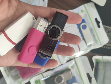 U盘本来就买了一个随机颜色款式发货的5个包的2G,但是收到后发现很不错，颜色很鲜艳，读取速度也ok，就联系卖家再每个款式颜色各来4个凑数可以投标用了，很不错的啊，咨询的过程中卖家很耐心的安排发货和下单备注款式了，挺不错的，今年用完了明年再来屯大量的吧……