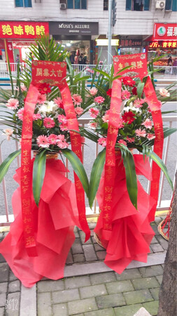 客服沟通有点点稍微困难  让配送员拍照送货后门口花篮的图片    结果拍的花篮放在马路边的？门口的花篮都不是我订的款，是别人的，我怎么知道你送到客服门口没有哦……毕竟是花篮 ，这样做感觉上有点掉分……  然后花篮和图片中的花数目相差有些，图片的花特别多   实物可能大概也相差10来朵？  总的来说体验感受不是很好