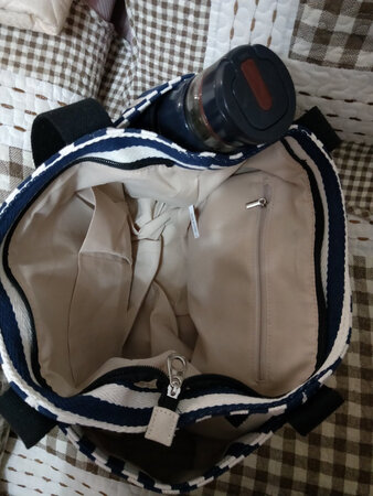 宝贝收到了，哇，太喜欢了，设计得蛮人性化的，前、后、左右都有袋子，中间拉开还有大袋，小袋共4个，雨伞啊大的水壶啊放左右二边，前后面都有袋子，特别后面的拉链袋，放手机和贵重物品十分安全，中间拉链大袋，里边还有三个小袋，其中一个拉链小袋可放钱包以及卡类等等，总之太滿意了，对于我们这类爱跳舞运动的人来说，这包包太理想了，多谢商家的精心设计，祝生意兴隆！财源广进！