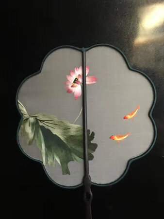 说实话，花型的刺绣更细致，工艺是不一样，整体还不错，喜欢这样刺绣品