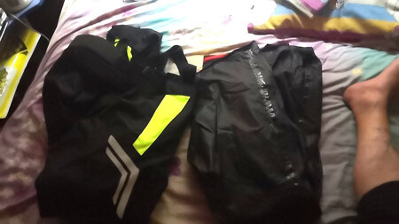 没想到啊，三层的，长短合适，客服沟通过，系上背带后，再不用担心骑车时候后腰漏风了，哈哈哈，明天穿上骑车上班试一试，真不错，比预想的还满意
