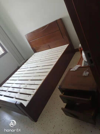 床已经装上啦，很稳固，安装也很简单，是实木的，跟卖家描述的一样，很喜欢。