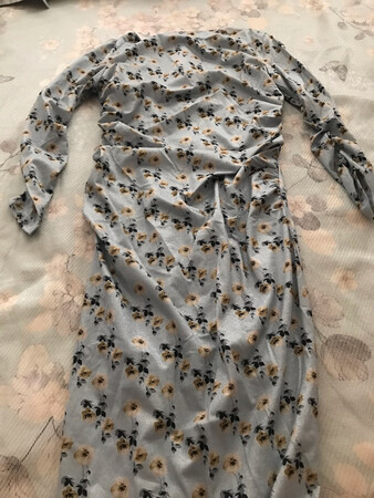 裙子类似于旗袍的改良款 很显身材 追求凹凸有致的效果 很有女人味 不过有小肚腩的慎入 面料带点微闪 质感尚可 但因为袖子部分没有内衬 所以略微有点儿扎 活动价格很划算 但正价有点虚高 希望品牌更多投入在产品品质上 而不是宣传拍摄