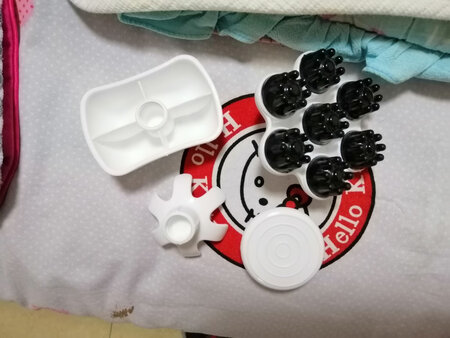 东西很好，还带了好多个按摩头，可以多处按摩，用着很喜欢。有需要还会再来的。非常的喜欢那，宝贝跟图片没有什么差别，质量非常的可以，
使用过程及感受
平时老婆上班一直对着电脑，一整天要对着电脑十多小时，很辛苦～特意买了按摩棒送他，回来就给他使用了，他说真不错耶，很舒服，感觉都舒展开了～按摩棒手感不错，很有分量，而且还有许多不同的按摩头，总体满意～ 