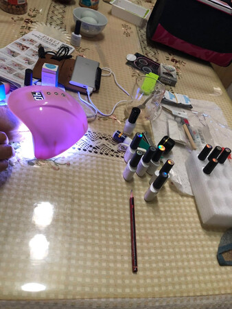 产品光泽：美丽好看色彩艳丽
干燥速度：用烤灯按正常时间进行操作非常顺利就能轻松完成
上手效果：第一次尝试做感觉还挺好看的
持久时间：能保持挺长时间的
产品气味：没有怪怪的味道，