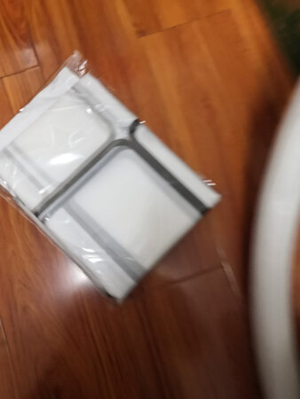 这个商品基本上和图片上的宣传相似，给我本人随机寄送的帘子不是本人要想要的颜色，图片上的颜色更好一点，质量还算可以。店家很细心，物品包装很全很好，五金器件都很全。在双11活动寄送量这么大的情况下，快递员能够用这么快的速度寄送来，说明了两个问题，一是店家发送货及时，二是快递保障到位，总之来说这次购物是比较满意的，推荐大家选购。