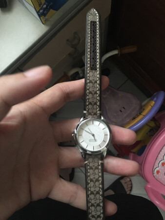 表带质地比较硬，带起来不舒服。