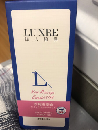 第一次买精油，就选择此款，看着其他买家都说评价不错，试一下，买一送一还是很划算。此款精油买来用于背部刮痧，收到宝贝，晚上就迫不及待的试了一下，淡淡的玫瑰花香很喜欢，区别于其他玫瑰味精油产品，主要是不刺鼻，刮痧效果也很好，听说刮痧有助于身体血液循环，坚持一下，看看效果。