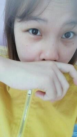 产品质感：真的挺好用的，真的有祛斑的效果，我脸上的雀斑好多年了，一直没祛掉，这个是朋友介绍的，看她用得不错我才来买得。是正品，抹在脸上很水润，没有油腻感，润润的，没有刺鼻的味道，味道挺好闻的，温和不刺激，用着不过敏，而且这还可以美白呢。我每天早晚涂一次的。