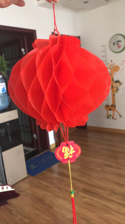 红红的灯笼，挂在院子里，房间里都很喜庆，自带双面胶用起来方便。实用，好看，喜庆。