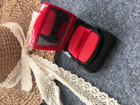 这个气垫感觉还行的，遮瑕效果没有说的那么好，不过也挺细腻的，涂上去效果是挺白的，但是持久度一般，到下午感觉就差不多没有了。总体上也还可以吧！