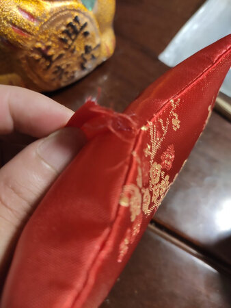 大小合适，颜色很好看，只是坐垫有点开线。