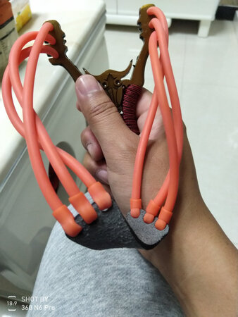 产品重量：质量适中，拿手里刚刚好，非常棒
产品材质：皮筋力度很好，拉着有力度