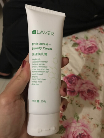第二次回购，第一次买的那瓶原来量是小了的，没有这次的那么满，白色的那瓶涂上去后火辣辣的，跟绿色不一样，绿色的淡淡香味，涂上去以后没什么感觉，之前用了一瓶绿色的，老公说挺了点，所以继续回购，希望多点搞活动，价格个人觉得有点高，希望效果显著