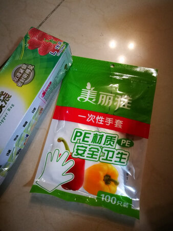 买了很多次厨房密实袋，最后发现这款是比较好用的，大号中号小号的尺寸合适，有两层密封条，扣上很紧实，可以保证密封。袋子薄厚适当，可以隔油，颜值也在线，透明度恰当，整体质量很好，非常好用。价格也实惠，会继续回购。