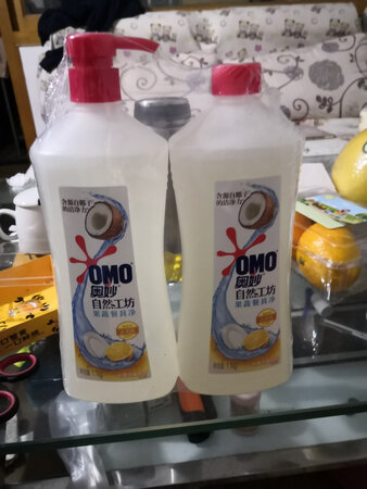 外观看着还是不错，特意等着用了才来评价，味道还可以有点小清新，但是功能不大好用啊，之前家里用的是白猫的五百毫升的，用了一年没用完，因为高中学化学的时候老师说过这东西永远冲不干净，所以只要不是特别油就不用，或者用一点点，但是这个真心的用一坨，用两遍还是有油，也不知道用这么多遍残留的有害物会不会更多，还是说这个有害物质多少是与清洗功能成正比的，咱也不懂，反正这个不好用