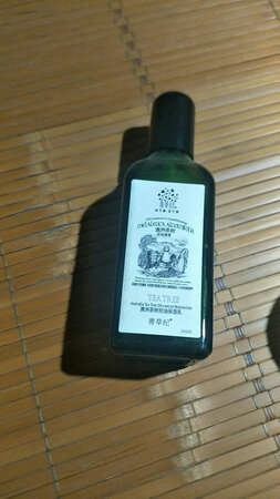 我一直都是在京东买东西，第一是京东物流的配送速度快，第二是京东的售后服务好。善草纪的东西第一次买，也用了一段时间了，感觉还是挺不错的，茶叶的香味很浓，也不是像其他的东西，特别油腻，涂在脸上，感觉非常舒服，涂两三天，脸上就会感觉非常光滑，没有油腻的感觉了，特别的水润。
整体来说还是不错的，推荐购买，善草纪的客服小姐姐，态度也很好的。