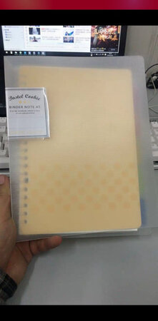 产品质感：能防水。防划痕，纸着着顺滑，更好些
厚薄程度：正常
其他特色：可以把课堂笔记都写在上面，而且不容易弄混，超级推荐