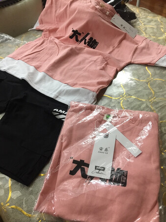 童装是棉的，款式也好看，买来送人的，客服很有耐心，虽然第一次发错码了，但还是马上解决问题重发了。