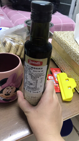 我的桌子很乱，丝毫不影响我评论的心情，核桃油给大宝贝吃的目前一切ok