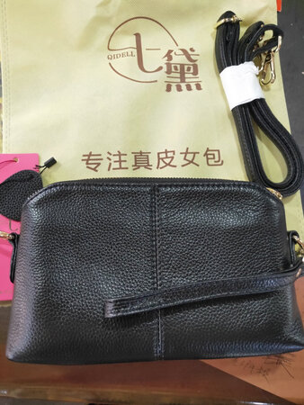 是真皮包，包软软的很好，喜欢！