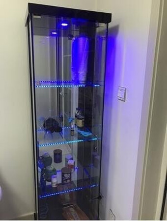 柜子收到了，材质好，包装结实，安装方便，颜色很正的，设计很合理，感觉很舒服，看起来高端大气上档次，很结实，用料很足，质量好，做工很精细，家里人很喜欢，价格比实体店便宜，非常满意