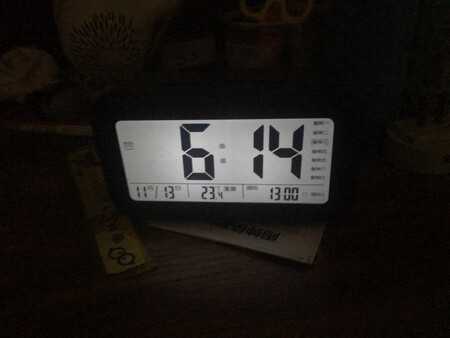 试用了两天，很满意，看到评论有些人说这不好那不好，应该是还没有了解它的特性，我对电子产品都有好奇心，所以一回来就全部功能都试一试，这样才能更了解它，方便以后使用。特意喜欢它的夜视功能，光线很柔和，照片照出来比实物亮了，要关灯后才能体现出来，打算再买一个，这个给老人家了。