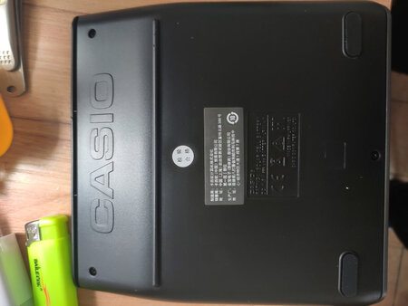 casio的牌子的计算器相比其他品牌的计算器要好些，大品牌嘛，读书和工作多是用这牌子的计算器。这款是14位的，但产品介绍没标明尺寸，不够用心，希望京东能改善，女人用呢尺寸刚好，但对于男人用我觉得还是小了点，两边再长2cm就完美了。按键较大，按着比较轻松，反应也挺灵敏的，不需用力按，不错。
