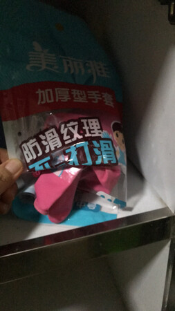 这个手套质量一般，打开有一股浓浓的塑料味道