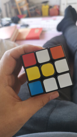 魔方是凑单买的，质量特别好，转起来润滑无比，没有任何滞涩感，很轻，很容易就能转动！而且还送了口诀，背过了就可以很容易完成！快递很好，很赞！