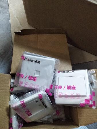 开关面板很好，白色的狠耐看，开关的质量也比一般的要高好。