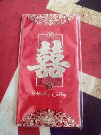 京东速度很快，用了折扣券很便宜，小的那款很小，大的那款也不是很大，不过够用了。纸质的材料非常的好，很厚实很结实的那种，红色的，很红很红，颜色非常的正，金色的那点也不会掉颜色，非常的好，还会多多支持的。