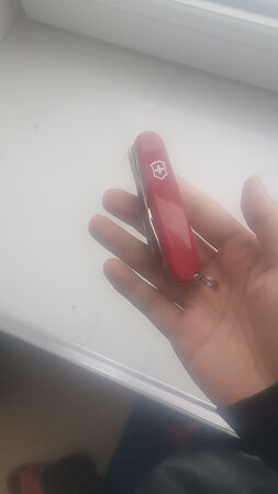 切割足够锋利！各种工具齐全。带一个这个东西野游省事儿的多，锯子截取木材，刀子水果和肉，还有打开啤酒与红酒的工具。大小个人认为正好，随身携带再大点儿就不方便，再小点儿有点儿不足，赞了！