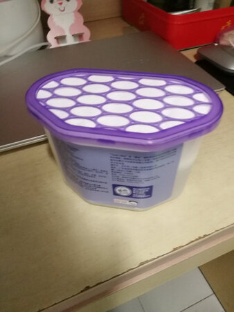 万能除湿盒，有淡淡的香味。用起来也方便。厕所一盒，衣柜一盒，客厅一盒。完美！之前一直用的除湿袋，除湿的效果太快以至于要经常换。有点迷糊了到底湿度果真这么大还是里面颗粒的问题。这个用了三四天了，效果待追评吧