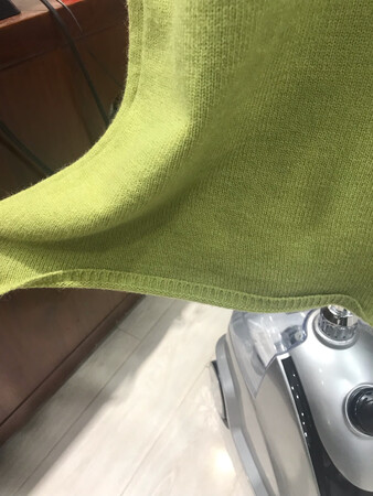 物流慢不说了，掉包也就不说了，好不容易收到货了，让人很失望，超过一百斤的人就别想穿了，最让人接受不了的是底边卷着，熨都熨不展，非常不满意，差评！