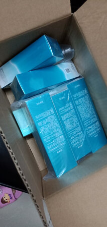 珀莱雅人鱼面膜我用很久了，一直用这个牌子，很好用，补水效果超好，这次双十一活动狠划算，很不错，一片两块钱都不到，真心不错，很实惠，这次珀莱雅套装买一套送一套我也买了搭配面膜效果不错的，坚持使用，皮肤水水嫩嫩，很喜欢，这次双十一屯的货够用很久了，用完在来回购，