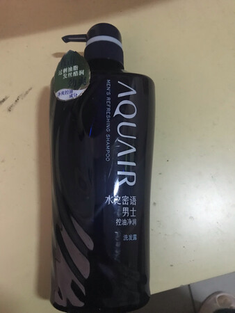 适合发质：油性发质
泡沫数量：细腻丰富
产品香味：香味轻柔不刺激
控油效果：控油效果较好
柔顺效果：男士头发……看不出
京东物流就是快！以前东西都在超市买，要自己跑来跑去累死人不说，遇上超市没打折的时候真心闹的慌。京东的东西首先不会是假货，其次还送货上门，同样的钱宁可在京东买，更别说日常还有活动了。划算！