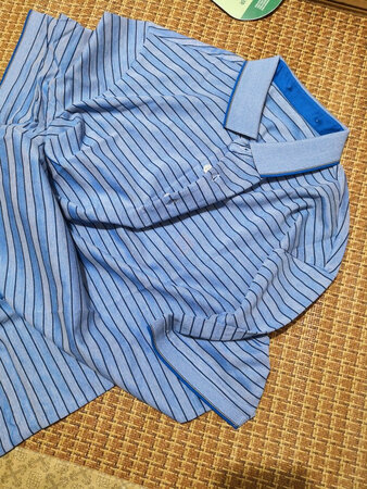 品牌产品值得信赖，尺寸正，穿很合体，布料好，很舒服。美中不足之处：为了敲掉摩擦脖子的标签，把衣服都剪坏了，如图所示。伟大的设计师啊，你能不能倾听一下客户的心声啊！