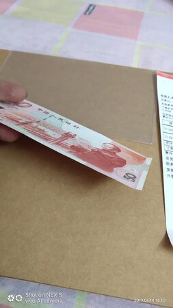 收到货时，有点折了，卖家不错，给调换了一张，是绝品，棒棒的哈