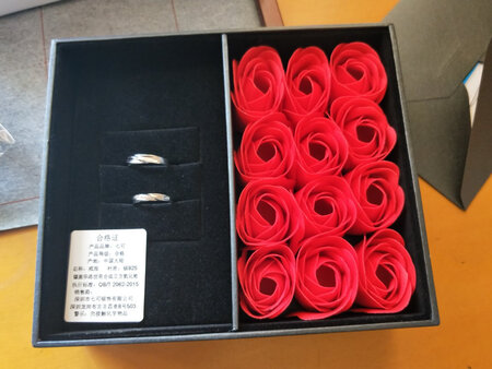 送货很快，戒指不错，双十一特价买的，不知道是不是便宜了还是贵了。买了就应该高兴，还在里面刻名字了。
