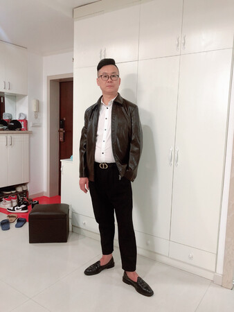 这款皮衣真的好看,公公一直爱买黑色的衣服,这次给他来点不一样的颜色,特地帮公公选了比较时尚的棕色,上身效果很不错,公公自己穿起来也一直在照镜子说好看,而且质量也很好,满意满意