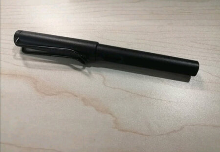 已经回购了三次，这支笔颜值很高，但还需配吸墨器和墨水儿，很专业，唯一不足的就是送礼没有礼盒包装。价格也有点略贵，有促销的时候还行，没有促销就只能原价买。签字笔就用粗一点的，如果日常书写就要细的那种。暂时还不知道墨水能用多长时间