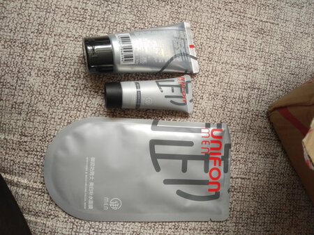 挺好的，擦脸上很舒服，东西不错，以后还会买。大宝大品牌，值得信赖，以前就一直在用大宝品牌，觉得就不错，所以，看到这个就买了，送的东西也不错，实惠，好东西，推荐给大家，用了后皮肤好多了，不干，脸上很舒服。