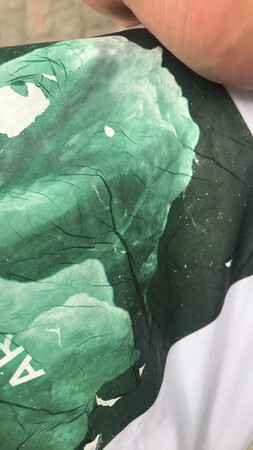 买来一个月都是手洗！本来是工作的原因就是洗一下领口！下面都不脏！洗完都不宁他直接凉干！现在成这鬼样！客服马后炮！没意思！第一次给差评
