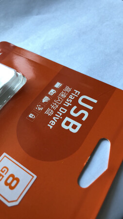 外观材质：金属材质质感比较好，坚固耐用。
体积容量：挺小巧的一个U盘，方便携带
传输速度：很一般，应该说比较慢，不知道是U盘原因还是电脑的原因，不过这个价钱，慢也正常。
使用场景：用来招投标使用，也就当个一次性的产品在使用。
其他特色：无，整体还行。