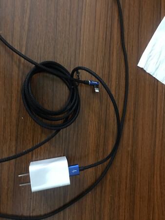 包装严实，颜值高，设计了凹槽，无论是拔出来还是插电都很方便，真贴心，做工精美，质感也很好，24瓦，充电就是快速，没道理。携带也方便，安全性能好，快递也给力，二十四小时没到就送货上门了，京东物流就是快，安全省心，快递小哥服务态度也很好?，支持#，支持京东，必须五星好评。