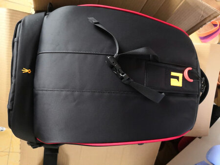 其实中号是最适合的，但五代没中号，六代中号大贵。整体做工精良，不错。