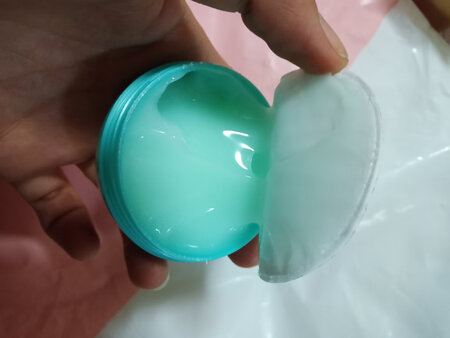 有股淡淡的清香味，试用了一下，很好吸收不油腻，保湿滋润，很好用。