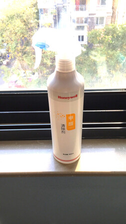 祛除甲醛：大品牌，去甲醛清洁剂销量第一??值得信赖，新家具和新车都很适用
使用效果：把家里的新家具喷了喷，实际使用后现在闻不到之前的味道，不过还有待持续观察，可能还需要再喷几次
其他特色：购买的价格非常给力，京东商城的活动和品质都没得说，商品保真，价格给力，送货也非常及时，一直是忠实的京东用户