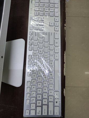 外形外观：简单 大气
产品包装：包装完好
屏幕效果：显示艳丽
性能配置：个配置 办公娱乐够用了。